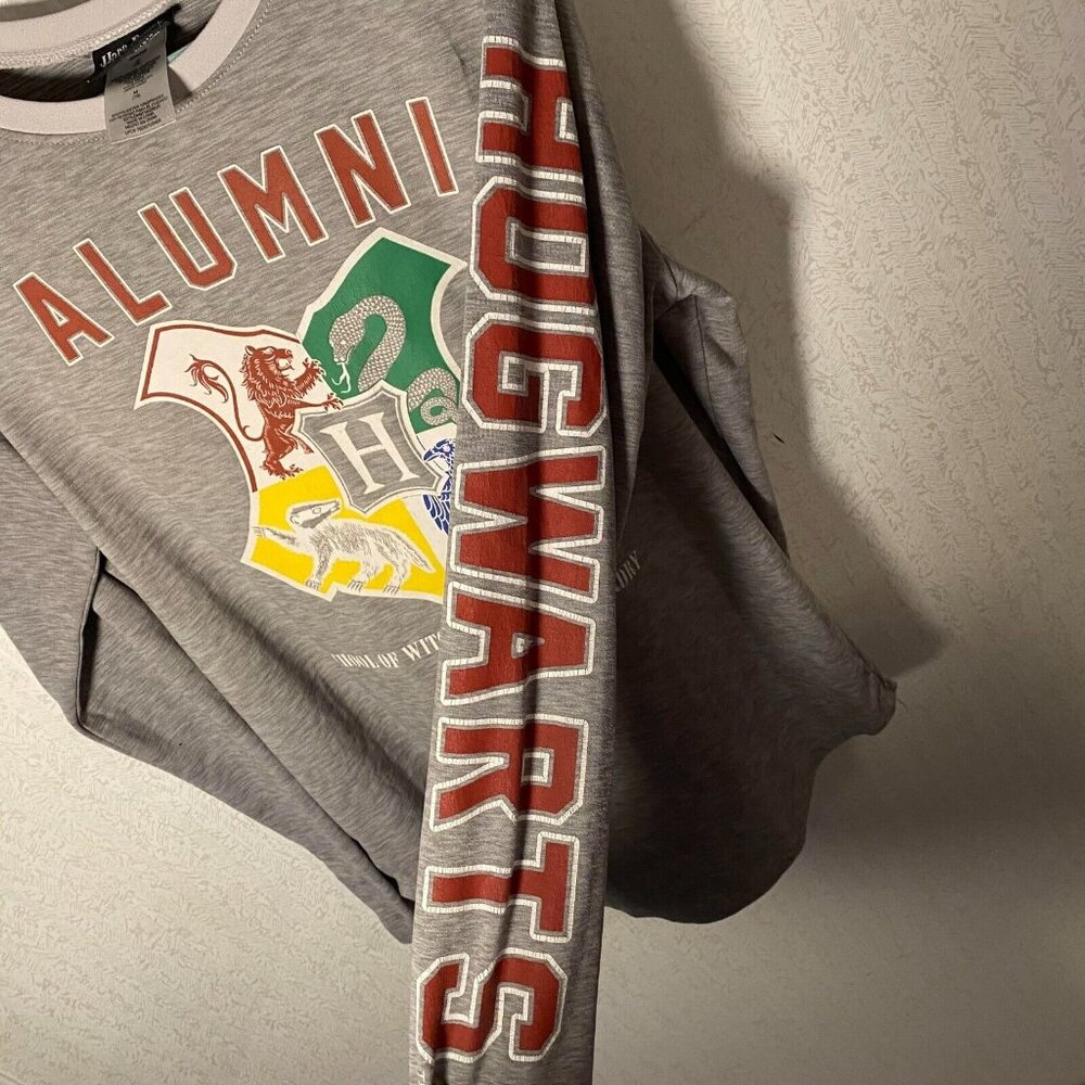 Harry Potter Alumni Shirt Long Sleeve Hogwarts Gray Size Medium - Picture 5 of 8